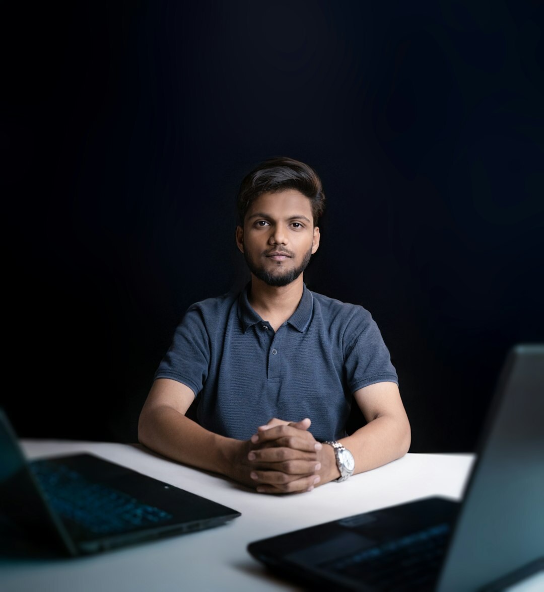 Professional Belgian male technology journalist with modern styling